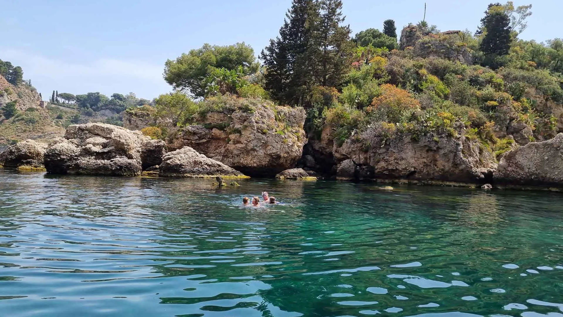 Tour in barca di gruppo a Taormina con aperitivo lungo la costa