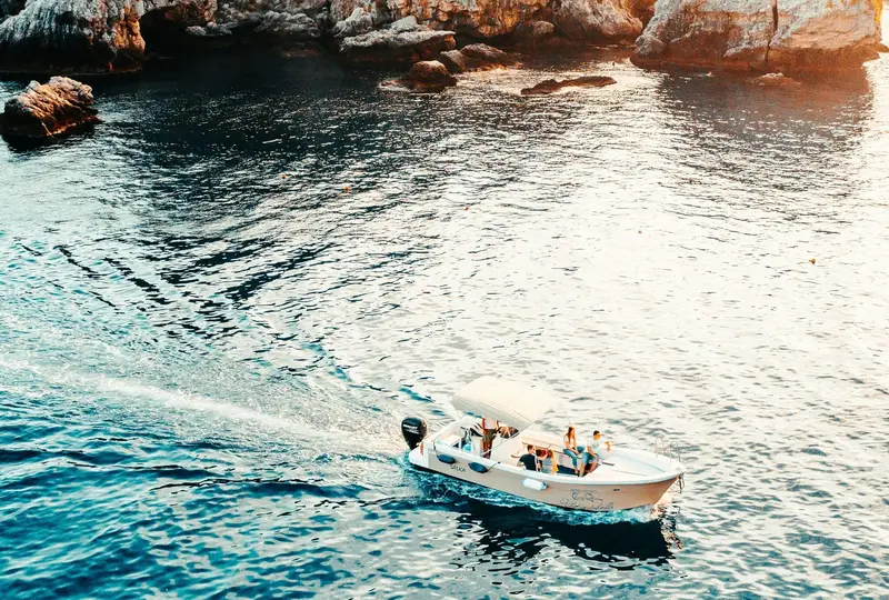 Boat Tour a Taormina di Gruppo con Aperitivo