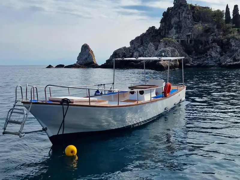 Sir Francis Drake, escursione in barca con skipper lungo la costa di Taormina