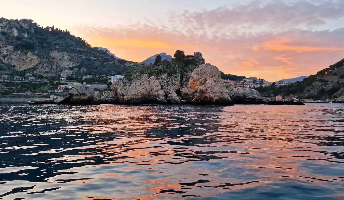 Cielo che si tinge di arancione e rosa su Taormina al tramonto