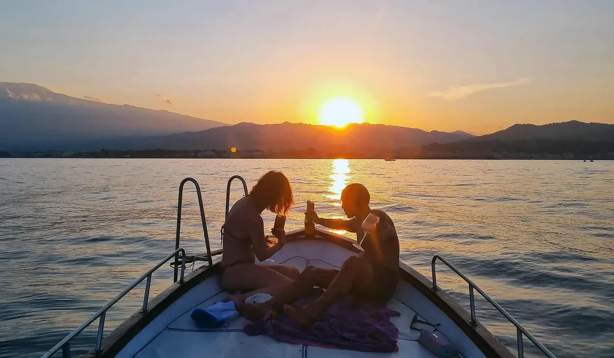 Tramonto in barca a Taormina