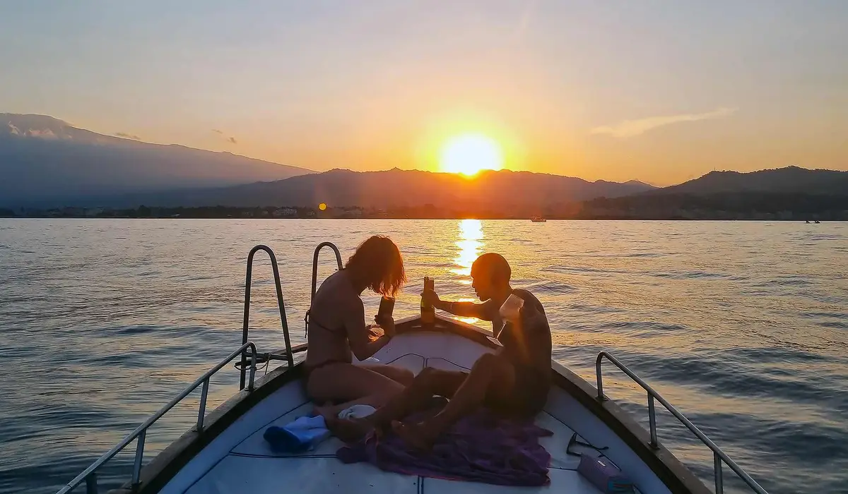 Tramonto in barca a Taormina