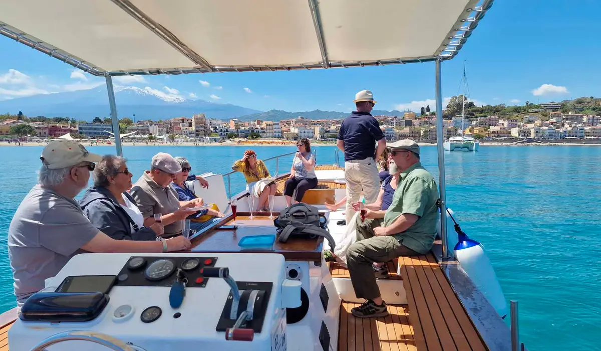 Gruppo in partenza per il tour in barca a Taormina dalla spiaggia di Spisone