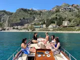 Panorama di Taormina dalla barca privata al largo