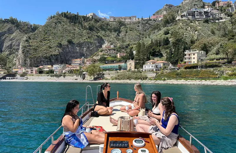 Panorama di Taormina dalla barca privata al largo
