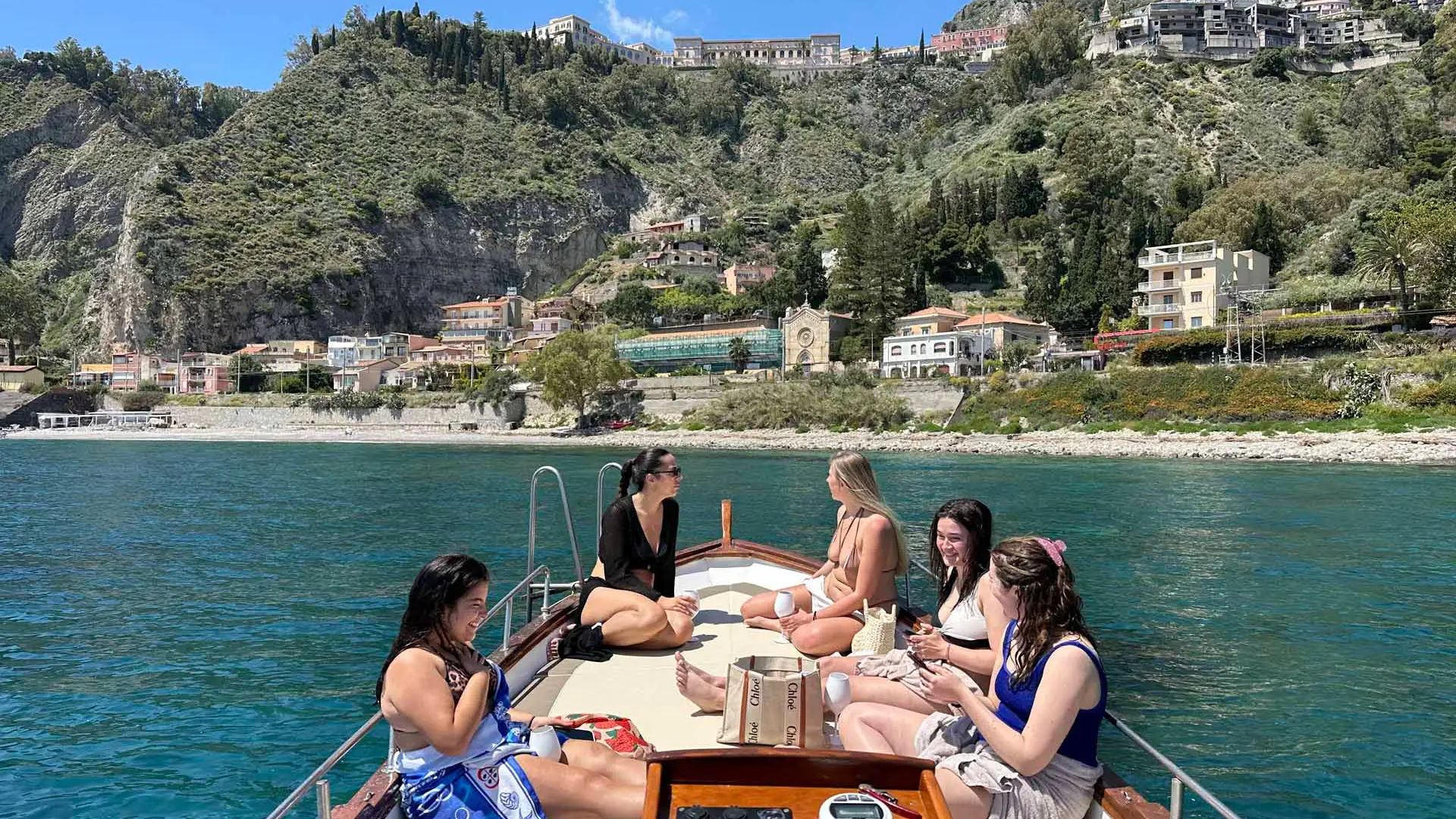 Panorama di Taormina dalla barca privata al largo