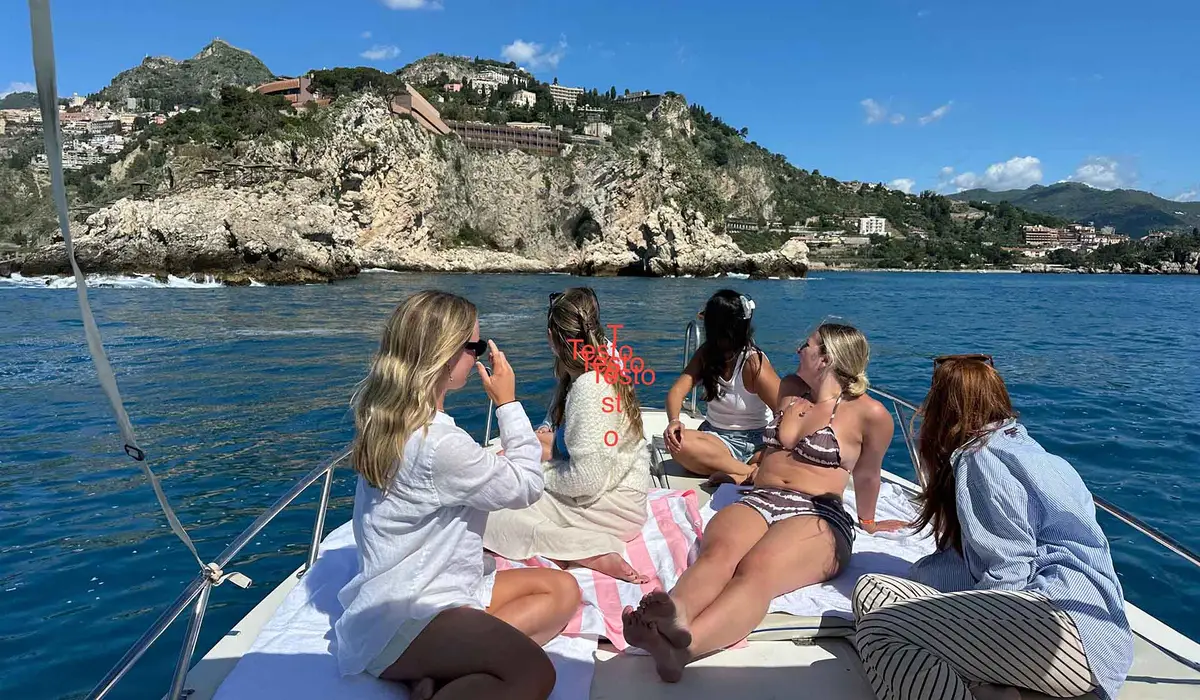 Rilassante gita in barca di mezza giornata lungo la costa di Taormina