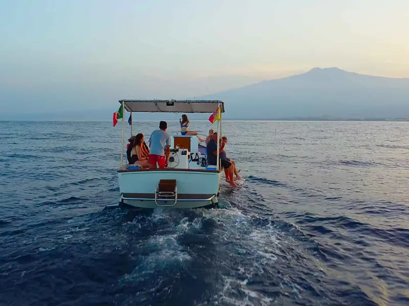 Sir Francis Drake al tramonto lungo la costa di Taormina