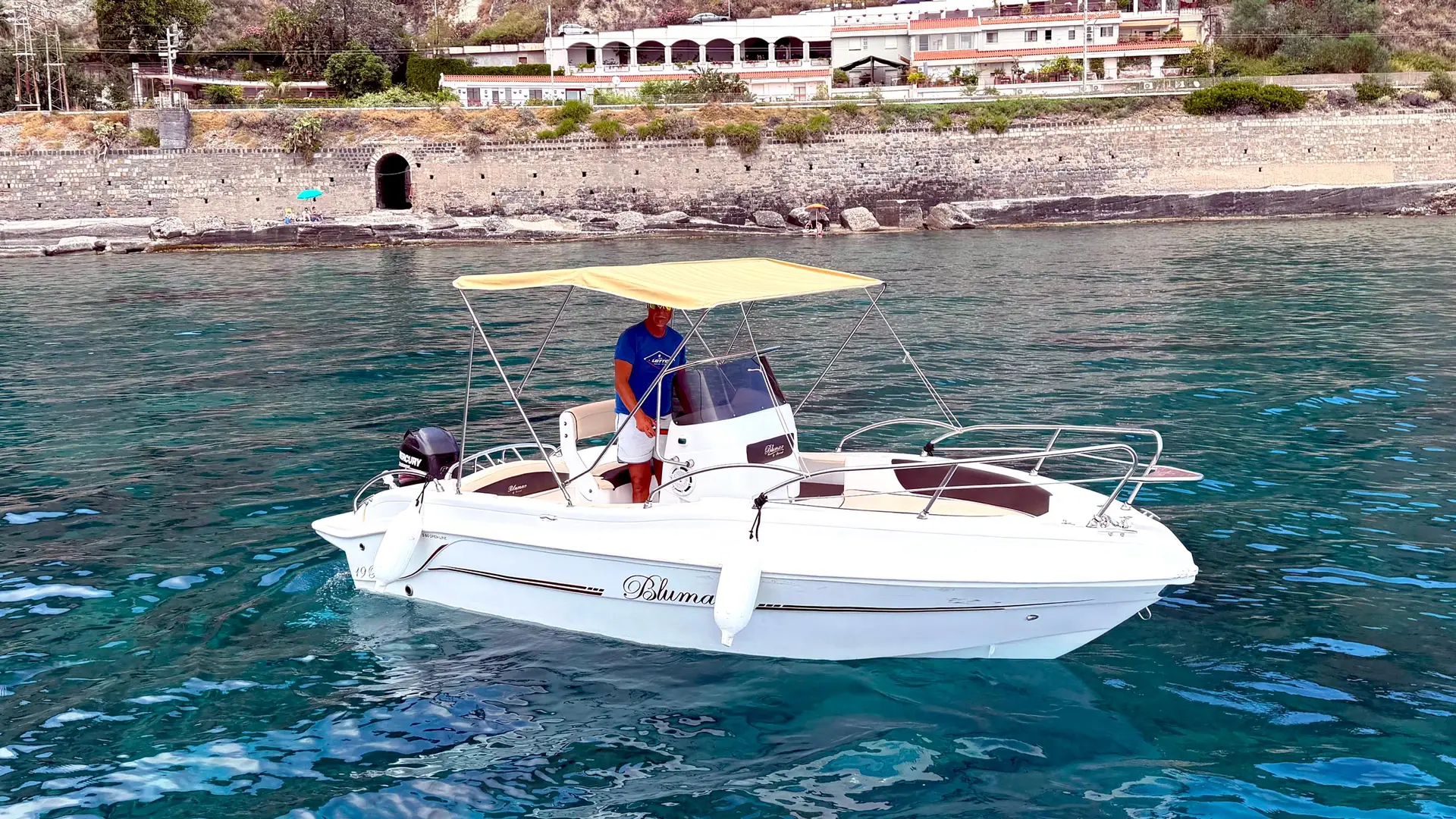 Blumax 19 Pro a noleggio con skipper sulle acque turchesi davanti alla costa di Taormina