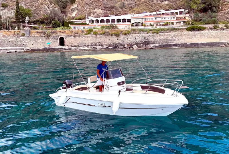 Blumax 19 Pro a noleggio con skipper sulle acque turchesi davanti alla costa di Taormina