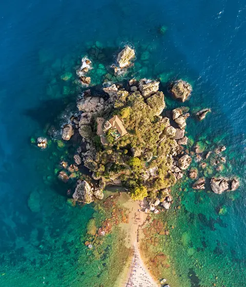 Costa rocciosa di Taormina dall'alto