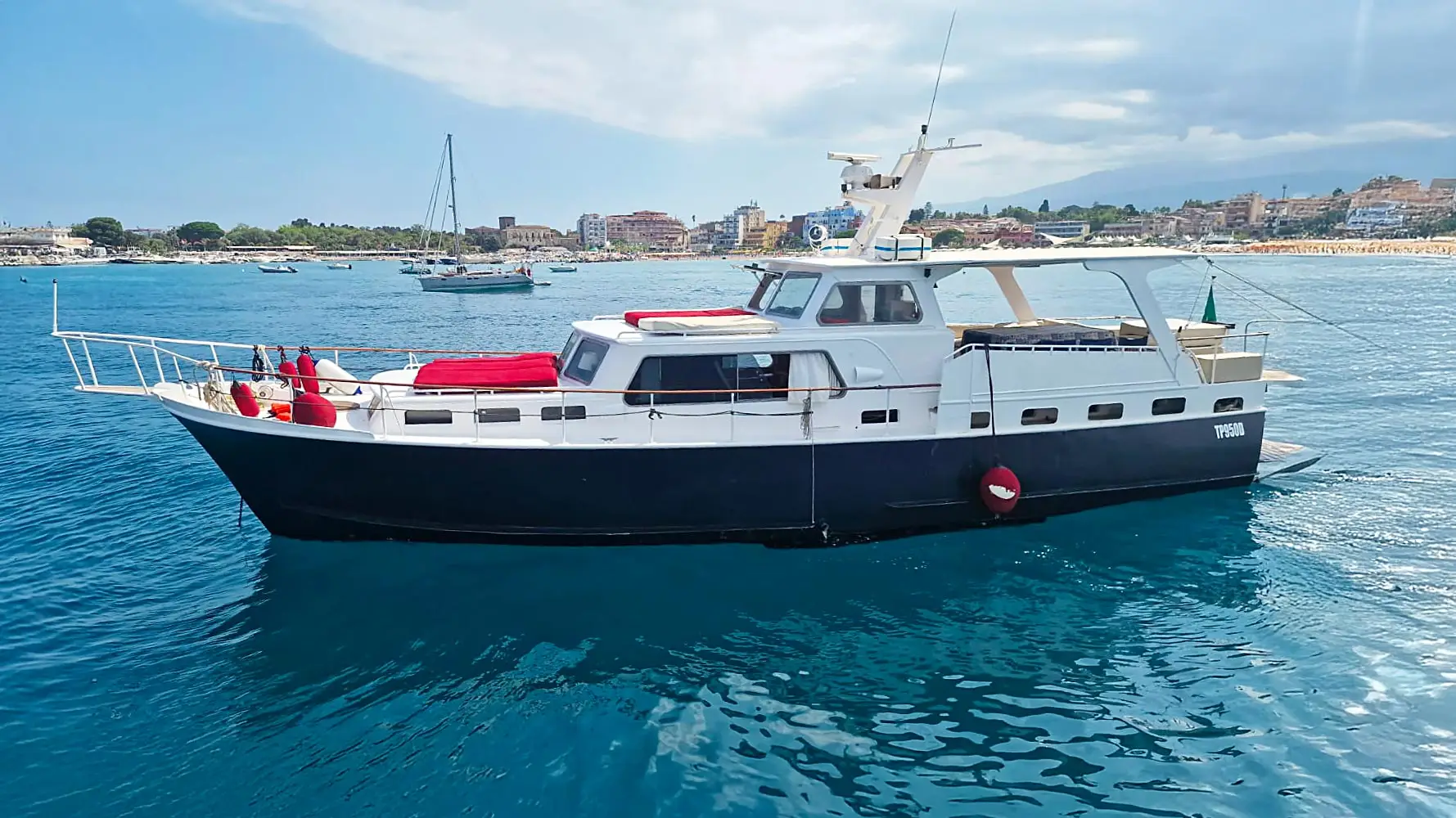 Sir Francis Drake, escursione in barca con skipper lungo la costa di Taormina