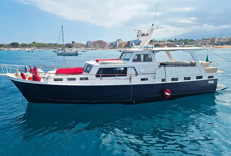 Sir Francis Drake, escursione in barca con skipper lungo la costa di Taormina